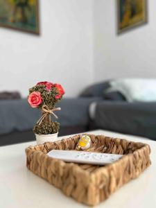 bandeja de madera con mando a distancia en una mesa en Mira Home en Veliko Tŭrnovo