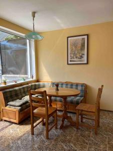 - un salon avec une table et un canapé dans l'établissement Mira Home, à Veliko Tarnovo