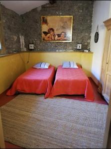 ヴィルヌーヴ・レ・ベジエにあるLa Chamberteの赤いシーツが備わるドミトリールームのベッド2台