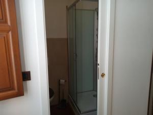 bagno con doccia e porta in vetro di Residence Tucci ad Ascoli Piceno