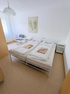 1 dormitorio con 1 cama grande en una habitación en Fewo Klein, en Pfaffenweiler