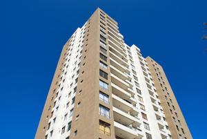 a tall building with a blue sky in the background at Apartamento El Yodo in Antofagasta