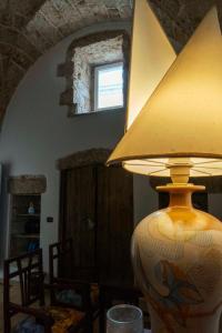 a lamp sitting on a table in a room at Zen Guest House Olistica in Alliste