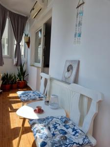 ein Wohnzimmer mit 2 Stühlen und einem Tisch in der Unterkunft Constanta Studio 50mp in Constanţa