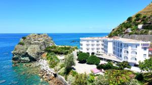Hotel Ristorante La Scogliera في أمانتيا: فندق على منحدر بجوار المحيط