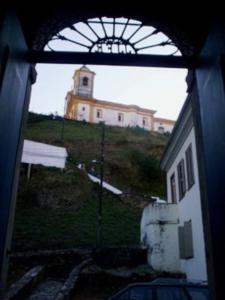 una ventana con vistas a un edificio en Pousada Vila Rica, en Ouro Preto