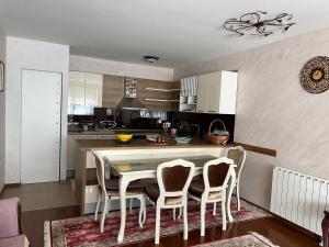 uma cozinha com mesa e cadeiras num quarto em Apartman Zvijezda, Zenica em Zenica