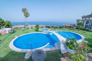 una vista aérea de una piscina en un patio en Alma de Marina en La Herradura