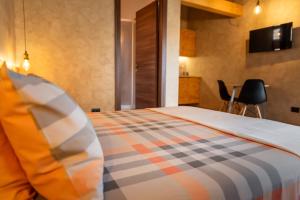 sypialnia z łóżkiem typu king-size z poduszką w obiekcie L'Antico Vigneto w mieście Marino