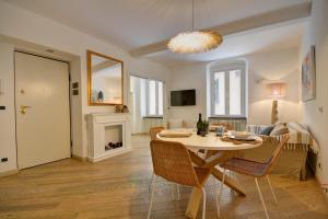 a living room with a table and chairs and a couch at Casa dell'Arco - 1 min walking from the beach in Santa Margherita Ligure