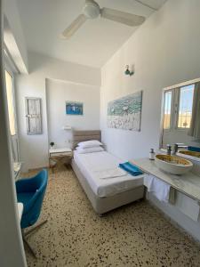 een slaapkamer met een bed en een wastafel en een bed sidx sidx sidx bij FLORIDA HOTEL-Breakfast, ADULTS only in Rhodos-stad