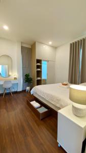 - une chambre avec un lit, un bureau et un miroir dans l'établissement Cozy place @ Chiangrai, à Chiang Rai