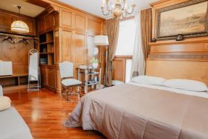 um quarto com uma cama, uma secretária e uma cadeira em Villa Luigi XVI em Taranto