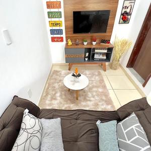 uma sala de estar com um sofá e uma mesa em Apartamento Perto do Aeroporto em Lauro de Freitas