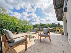 een patio met stoelen en een tafel op een balkon bij VILLA MADHUKA in Hendaye