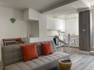 ein Wohnzimmer mit einem Sofa und einer Küche in der Unterkunft The Pearl of Seixal in Seixal