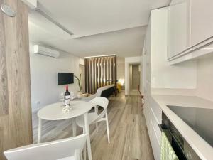 una pequeña mesa blanca y sillas en una habitación en The Pearl of Seixal en Seixal