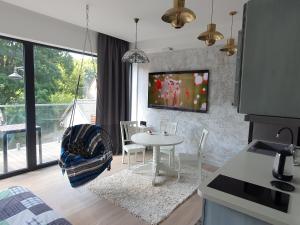 uma cozinha com mesa e cadeiras num quarto em New cozy apartment in the old town of Vilnius, Paupys em Vilnius