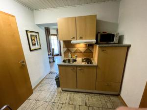 małą kuchnię ze zlewem i kuchenką mikrofalową w obiekcie Appartement Klapotetz w mieście Bad Gastein +1 zdjęcie