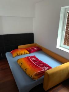 1 cama con 2 almohadas en una habitación en My scandinavian home, en Sarajevo