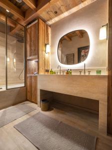 Ein Bett oder Betten in einem Zimmer der Unterkunft Superbe ferme rénovée en chalet de luxe en PLEINE NATURE