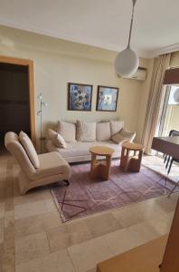 ALANYA GOLD CİTY في ألانيا: غرفة معيشة مع أريكة وطاولة