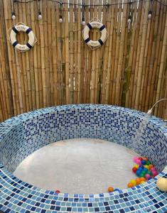 七岩的住宿－Loongmun Beach，蓝色瓷砖浴缸,内有球