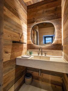 Ein Badezimmer in der Unterkunft Superbe ferme rénovée en chalet de luxe en PLEINE NATURE