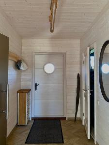 eine weiße Tür in einem Zimmer mit Fenster in der Unterkunft Holiday House "Sea Nest" in Kalni