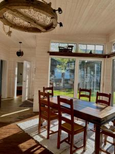 Kalni的住宿－Holiday House "Sea Nest"，一间带木桌和椅子的用餐室
