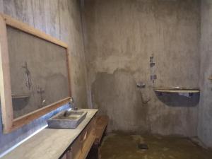 Baño sucio con lavabo y espejo en Takina house en Santana