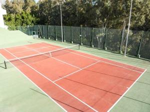 un campo da tennis con una rete di Playa Golf Vip a Benalmádena