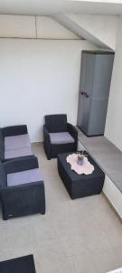 una habitación con 2 sillas y una mesa. en Apartment Lara en Podstrana