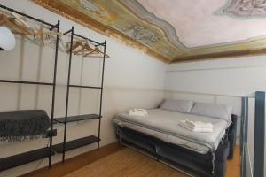 um pequeno quarto com uma cama e um tecto em Eleven Luxury Suite em Gênova