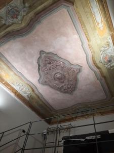 um tecto de um edifício com uma pintura sobre ele em Eleven Luxury Suite em Gênova