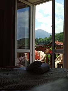 a bed in front of a window with a view at Apartamenty i Pokoje u Doroty in Karpacz