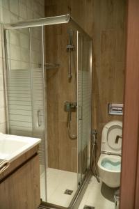 アギオカンポスにあるsuite apartment Αdonisのバスルーム(シャワー、トイレ、シンク付)