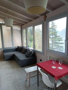 sala de estar con sofá y mesa roja en Prestine', en Nesso