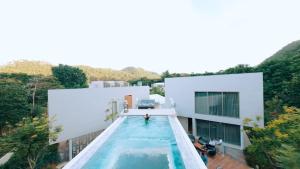 慕斯Hotel MYS Khao Yai的带游泳池的房子的鸟瞰图