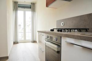 Kuchyňa alebo kuchynka v ubytovaní Lazise Boutique Apartment Lago e Relax