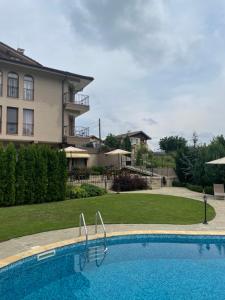 - une piscine en face d'une maison dans l'établissement Eco House Kitana, à Asparuhovo