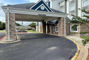 un bâtiment avec un parking et un garage dans l'établissement Microtel Inn & Suites by Wyndham Bossier City, à Bossier City