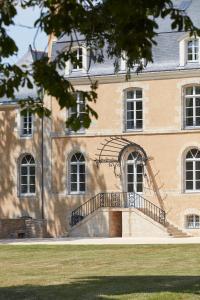 un bâtiment avec un escalier en face de celui-ci dans l'établissement DOMAINE LE MEZO, à Ploeren