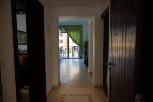 un couloir avec une porte menant à un salon dans l'établissement Sunset apartment in Samarah Dead Sea resort, à Sowayma