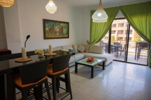 - un salon avec un canapé et une table dans l'établissement Sunset apartment in Samarah Dead Sea resort, à Sowayma