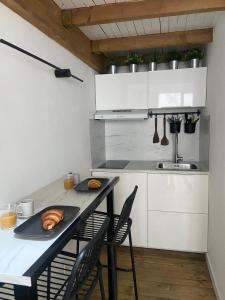 una cocina con una mesa con cruasanes. en La Carretariá - Intra•muros - Wifi, en Aviñón