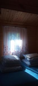 Un pat sau paturi într-o cameră la Leśny zakątek malediwy