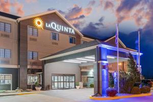 エイダにあるLa Quinta by Wyndham Adaのライトアップフロントのホテルのレンダリング