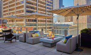 芝加哥的住宿－凱悅芝加哥酒店，屋顶庭院配有沙发、桌子和遮阳伞