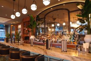 um bar num restaurante com muito álcool em Hyatt Centric The Loop Chicago em Chicago